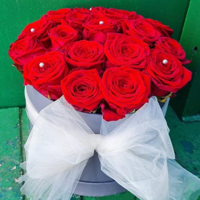 Luxury rose box - This hat box design is made with the best quality red roses, they are made in floral foam so require no maintenance. this is a beautiful alternative to a hand tied bouquet.