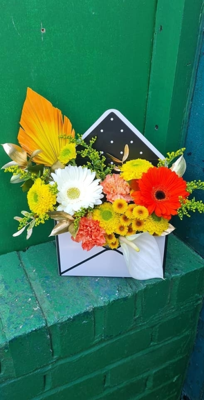 mellow yellow - This envelope design is made in floral foam, it contains several fresh flowers, and sprayed foliage.