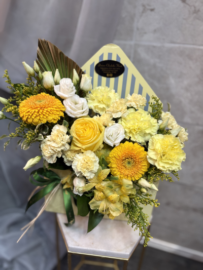 mellow yellow - This envelope design is made in floral foam, it contains several fresh flowers, and sprayed foliage.
